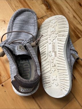 Hey Dude Mens 8 Slip-On Sneakers in Light Gray with White Sole